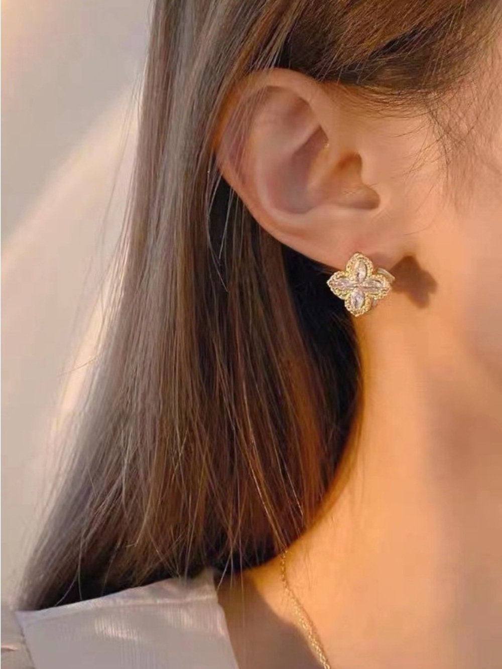 Floral Stud Earrings NWT Gold Plated - Picture 2 of 2